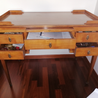 Scrivania in legno di Sorbo