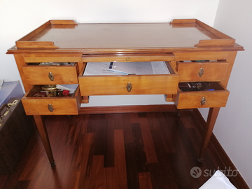 Scrivania in legno di Sorbo