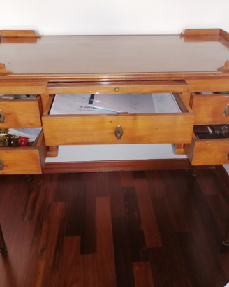 Scrivania in legno di Sorbo