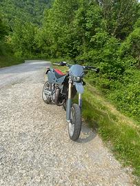 Moto 125 motard "Husqvrana SMS125 del 2025"