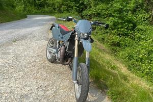 Moto 125 motard "Husqvrana SMS125 del 2025"
