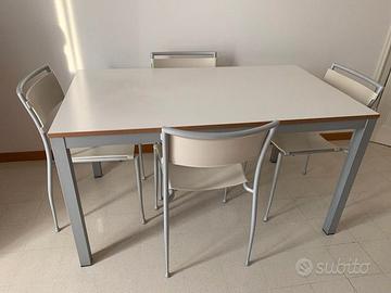 Tavolo allungabile e 4 sedie da cucina
