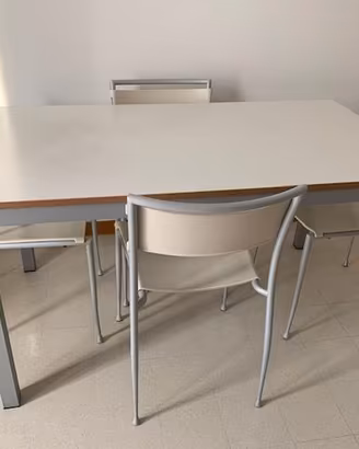 Tavolo allungabile e 4 sedie da cucina