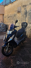 Scooter 125 kymko con bauletto