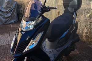 Scooter 125 kymko con bauletto