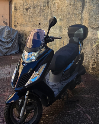 Scooter 125 kymko con bauletto