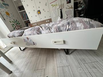 Letto singolo con paratia e letto a cassetto