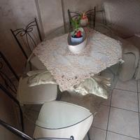 tavolo in cristallo e sedie in ferro battuto 