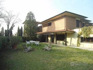 Villa di 300 m² con 5 locali e box auto doppio a B