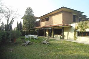 Villa di 300 m² con 5 locali e box auto doppio a B
