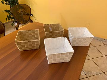 Quattro cestini organizzatori.