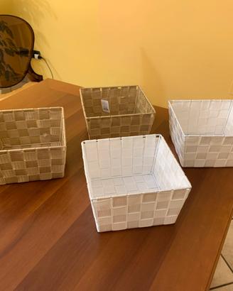 Quattro cestini organizzatori.