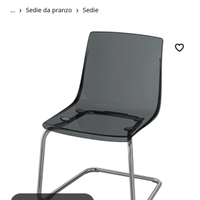 Sedie trasparenti una vinaccia una nera