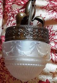 lampadario decò in ferro battuto e vetro  opalino