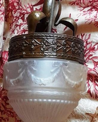 lampadario decò in ferro battuto e vetro  opalino