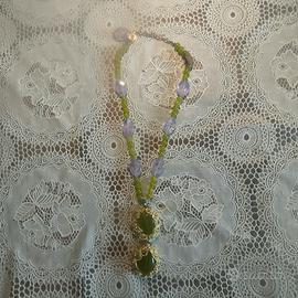 collana fatta a mano con ricco ciondolo 