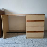 Scrivania con cassetti 