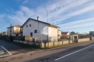 CASA SEMINDIPENDENTE A MAGNAGO