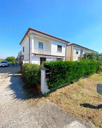 Villa di 253 m² con più di 5 locali a Ferrara