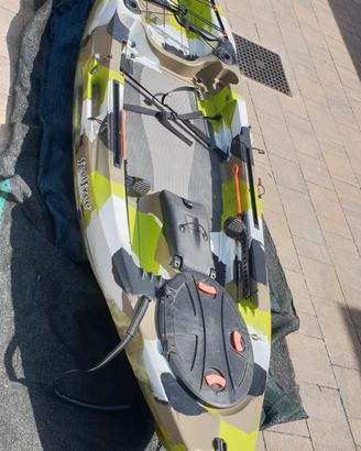 Canoa rigida molto stabile  a remi