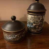 Due barattoli con coperchio in porcellana