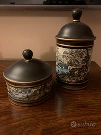 Due barattoli con coperchio in porcellana