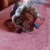 bambola in ceramica con bouquet 