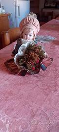 bambola in ceramica con bouquet 