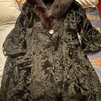 Pelliccia di Astrakan con collo di volpe