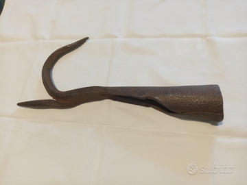 Antico arpione in ferro battuto