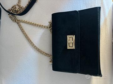 Borsa Primadonna nera camosciata con catena oro