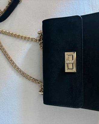 Borsa Primadonna nera camosciata con catena oro