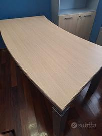 Mobili ufficio: scrivania, sedie, libreria