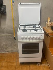 Cucina a gas con forno-4 fornelli