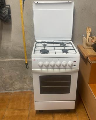 Cucina a gas con forno-4 fornelli