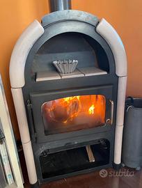 Stufa a legna con scaldavivande ceramica