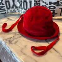 Cappello in velluto rosso con copri orecchie