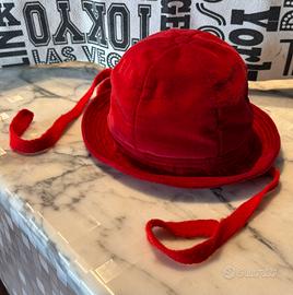 Cappello in velluto rosso con copri orecchie