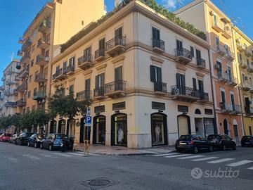 Via Oberdan locale commerciale con 8 vetrine