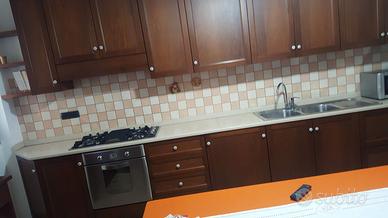 Cucina con elettrodomastici