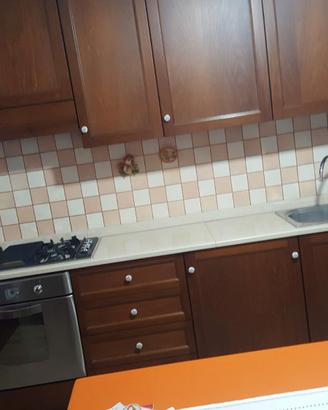 Cucina con elettrodomastici