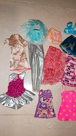 Lotto vestiti bambole Barbie 