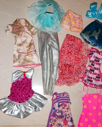 Lotto vestiti bambole Barbie 