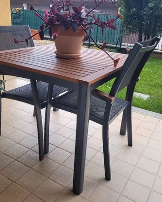 Tavolo e 2 sedie da giardino 