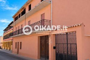 Capoterra - Quadrivano con cortile e posto auto
