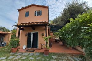 Rustico con parco Lorenzana Pisa