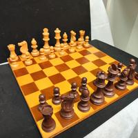 Scacchiera vintage con scacchi