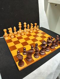 Scacchiera vintage con scacchi