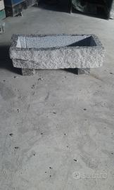 Fioriera rustica in serizzo