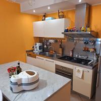 cucina acciaio con penisola, lavastoviglie,  forno